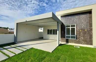 Imagem: A casa possui 3 Dormitórios, 2 Banheiros, 2 Vagas na garagem