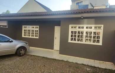 Imagem: A casa em condomínio possui 3 Dormitórios, 1 Banheiro, 2 Vagas