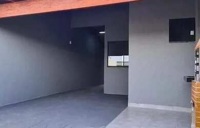 Imagem: A casa possui 3 Dormitórios, 2 Banheiros, 2 Vagas na garagem