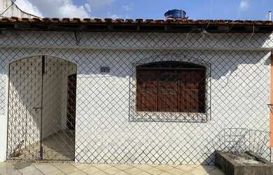 Imagem: A casa possui 3 Dormitórios, 1 Banheiro e está localizado