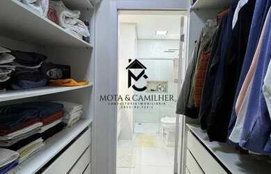 Imagem: A casa possui 4 Dormitórios, 5 Banheiros, 4 Vagas na garagem