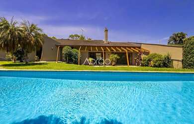 Imagem: A casa possui 4 Dormitórios, 5 Banheiros, 5 Vagas na garagem