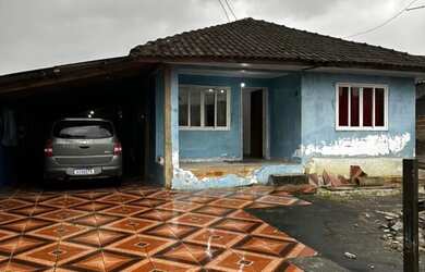 Imagem: A casa possui 3 Dormitórios, 1 Banheiro, 3 Vagas na garagem