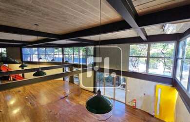 Imagem: O depósito possui 5 Vagas na garagem e 296m² de Área e está