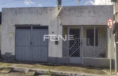 Imagem: A casa possui 2 Dormitórios, 1 Banheiro, 1 Vaga na garagem