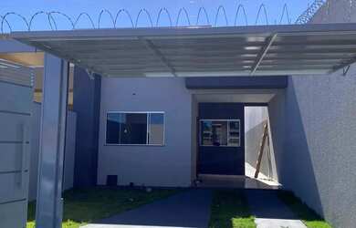 Imagem: A casa possui 2 Dormitórios, 2 Banheiros, 2 Vagas na garagem