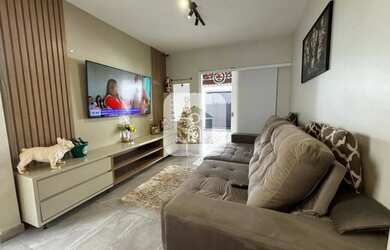 Imagem: A casa possui 2 Dormitórios, 2 Banheiros, 2 Vagas na garagem