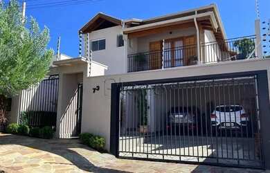 Imagem: A casa possui 3 Dormitórios, 3 Banheiros, 4 Vagas na garagem