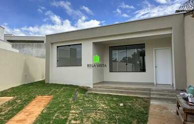 Imagem: A casa possui 3 Dormitórios, 2 Banheiros, 1 Vaga na garagem