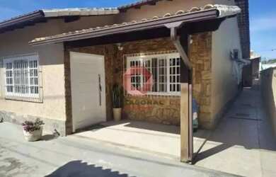 Imagem: A casa em condomínio possui 3 Dormitórios, 1 Banheiro, 2 Vagas