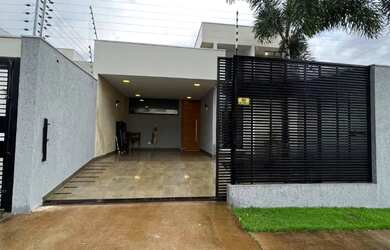 Imagem: A casa possui 3 Dormitórios, 3 Banheiros, 1 Vaga na garagem