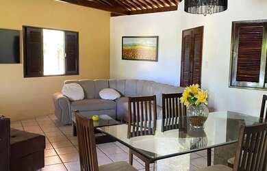 Imagem: A casa possui 5 Dormitórios, Acomodam 20 pessoas, 4 Vagas na