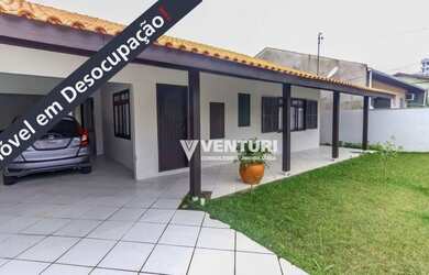 Imagem: A casa possui 3 Dormitórios, 2 Banheiros, 2 Vagas na garagem