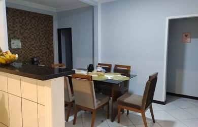 Imagem: A casa possui 3 Dormitórios, 2 Banheiros, 2 Vagas na garagem