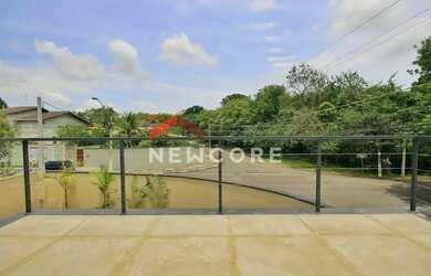 Imagem: A casa possui 3 Dormitórios, 4 Banheiros, 5 Vagas na garagem