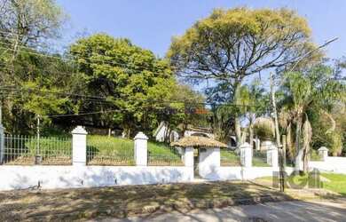 Imagem: A casa possui 3 Dormitórios, 4 Banheiros, 4 Vagas na garagem