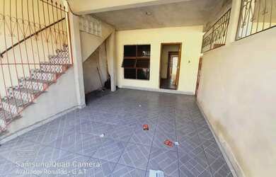 Imagem: A casa possui 5 Dormitórios, 3 Banheiros, 2 Vagas na garagem