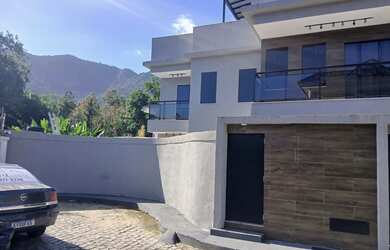 Imagem: A casa em condomínio possui 5 Dormitórios, 5 Banheiros, 1