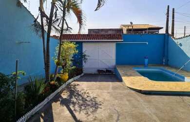 Imagem: A casa possui 2 Dormitórios, 3 Banheiros, 4 Vagas na garagem