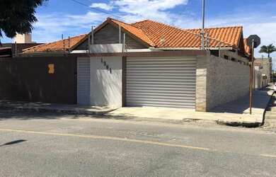 Imagem: A casa possui 5 Dormitórios, 3 Banheiros, 5 Vagas na garagem