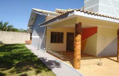 Imagem: A casa possui 3 Dormitórios, 2 Banheiros, 1 Vaga na garagem