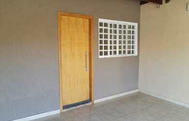 Imagem: A casa possui 3 Dormitórios, 1 Banheiro, 2 Vagas na garagem