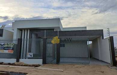 Imagem: A casa possui 3 Dormitórios, 1 Banheiro, 2 Vagas na garagem