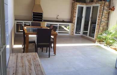 Imagem: A casa possui 3 Dormitórios, 2 Banheiros, 2 Vagas na garagem