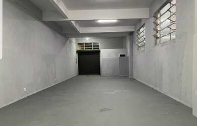 Imagem: A casa possui 5 Dormitórios, 3 Banheiros, 2 Vagas na garagem