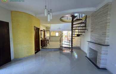 Imagem: A casa possui 3 Dormitórios, 2 Banheiros, 3 Vagas na garagem