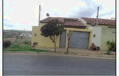 Imagem: A casa possui 2 Dormitórios, 1 Banheiro, 1 Vaga na garagem