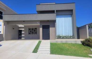 Imagem: A casa em condomínio possui 3 Dormitórios, 2 Banheiros, 4