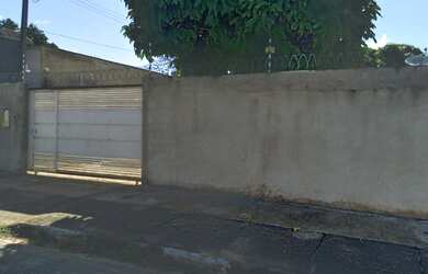 Imagem: A casa possui 4 Dormitórios, 2 Banheiros, 3 Vagas na garagem