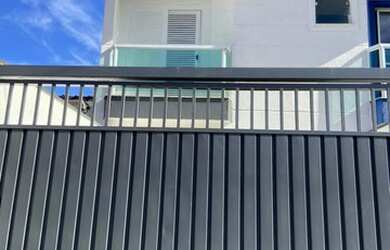 Imagem: A casa possui 3 Dormitórios, 2 Banheiros, 2 Vagas na garagem