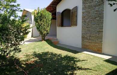 Imagem: A casa possui 4 Dormitórios, 2 Banheiros, 3 Vagas na garagem