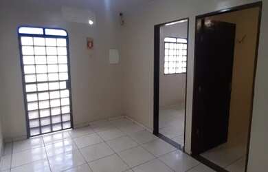 Imagem: O depósito possui 3 Vagas na garagem, 450m² de Área e está