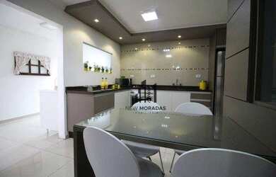 Imagem: A casa possui 3 Dormitórios, 3 Banheiros, 2 Vagas na garagem