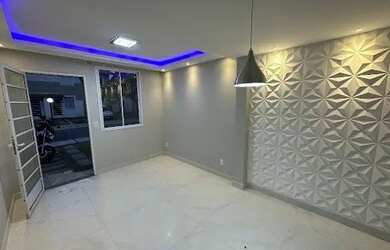 Imagem: A casa em condomínio e possui 2 Dormitórios, Suítes, 2 Banheiros