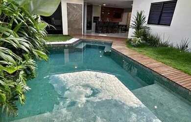 Imagem: A casa possui 3 Dormitórios, 1 Banheiro, 2 Vagas na garagem