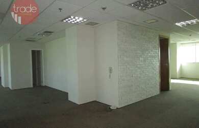 Imagem: O depósito possui 5 Vagas na garagem, 377m² de Área e está