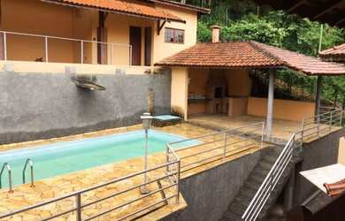 Imagem: A casa possui 3 Dormitórios, 3 Banheiros, 3 Vagas na garagem