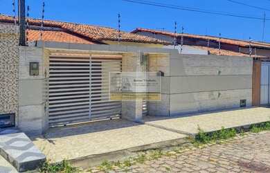 Imagem: A casa possui 3 Dormitórios, 2 Banheiros, 4 Vagas na garagem