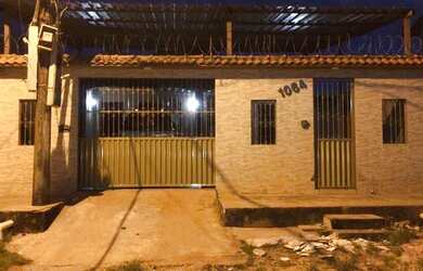 Imagem: A casa possui 4 Dormitórios, 2 Banheiros, 4 Vagas na garagem