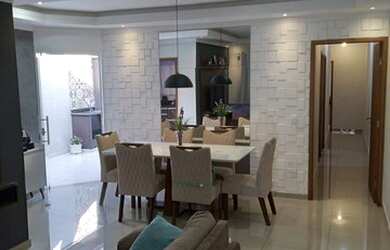 Imagem: A casa possui 3 Dormitórios, 2 Banheiros, 2 Vagas na garagem