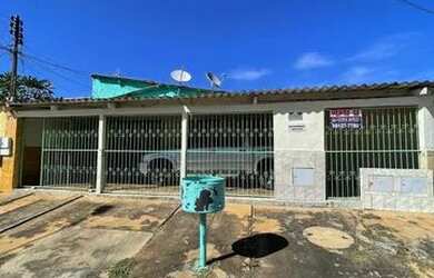 Imagem: A casa possui 3 Dormitórios, 1 Banheiro, 2 Vagas na garagem