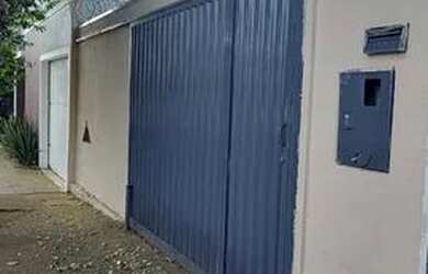 Imagem: A casa possui 2 Dormitórios, 1 Banheiro, 1 Vaga na garagem