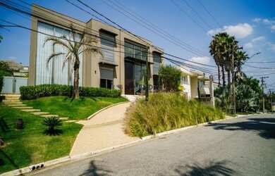 Imagem: A casa em condomínio possui 5 Dormitórios, 5 Banheiros, 5