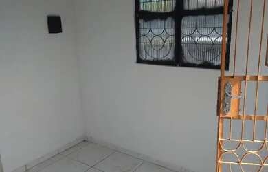 Imagem: A casa possui 2 Dormitórios, 1 Banheiro e está localizado