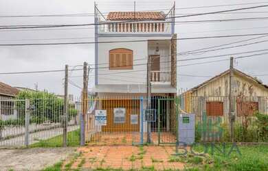 Imagem: A casa possui 3 Dormitórios, 2 Banheiros, 2 Vagas na garagem