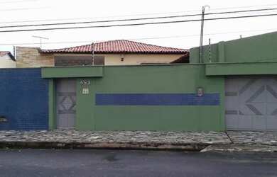 Imagem: A casa possui 5 Dormitórios, 5 Banheiros, 4 Vagas na garagem